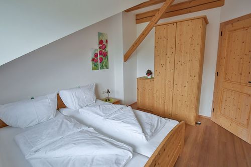 Gemütliches, helles, mit Holz ausgekleidetes Arbeiterzimmer in Steyr Land