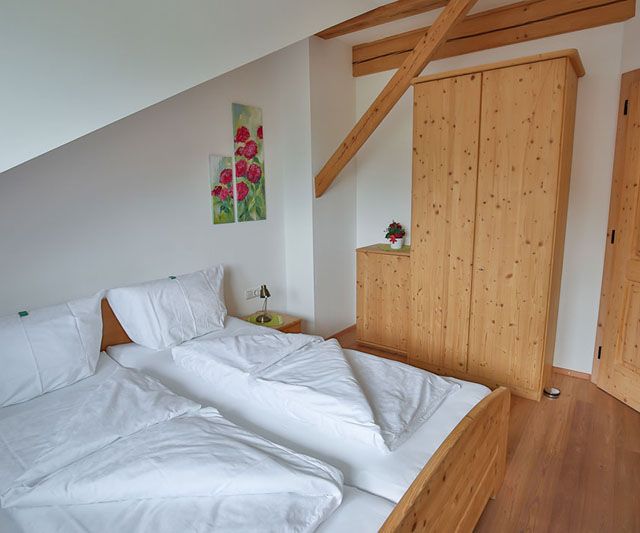 Gemütliches, helles, mit Holz ausgekleidetes Arbeiterzimmer in Steyr Land